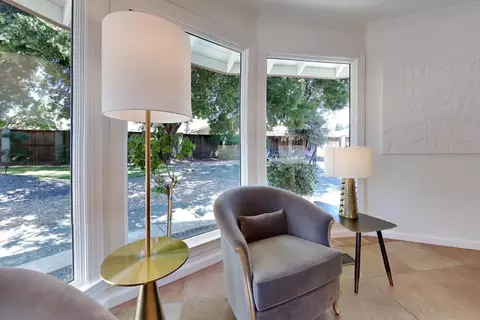 Living - 909 Newcastle Ct, Modesto, CA 95355 photo 4 of 10