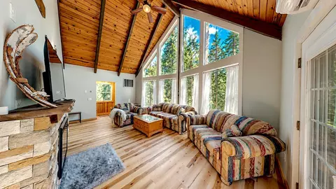 19325 Michigan Dr, Twain Harte, CA 95383