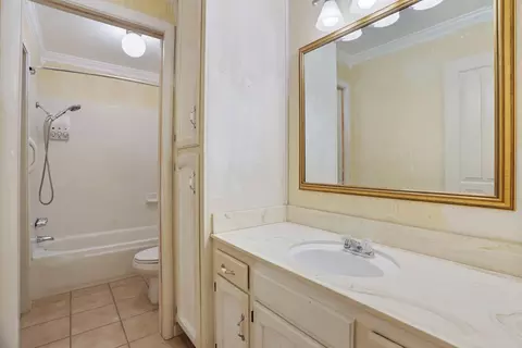Bath - 1725 Le Bec Ct, Lodi, CA 95240 photo 3 of 5