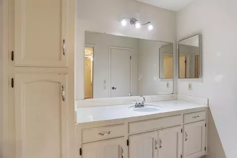 Bath - 1725 Le Bec Ct, Lodi, CA 95240 photo 4 of 5