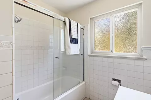 Bath - 921 W 8th St, Davis, CA 95616 photo 3 of 5