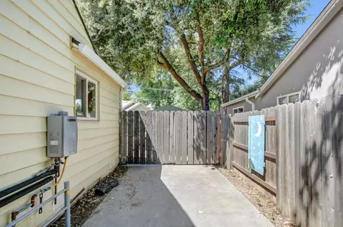 Exterior - 921 W 8th St, Davis, CA 95616 photo 9 of 11