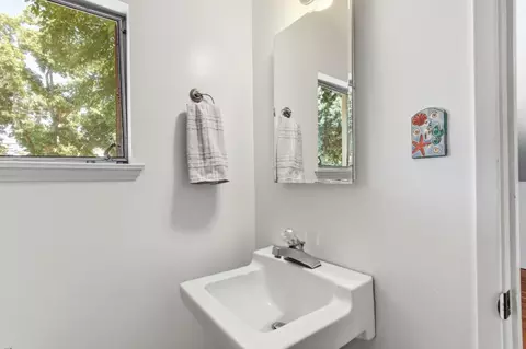 Bath - 921 W 8th St, Davis, CA 95616 photo 4 of 5