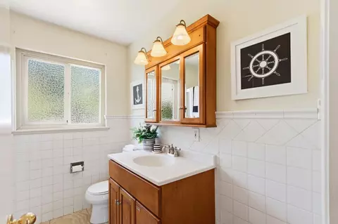 Bath - 921 W 8th St, Davis, CA 95616 photo 2 of 5
