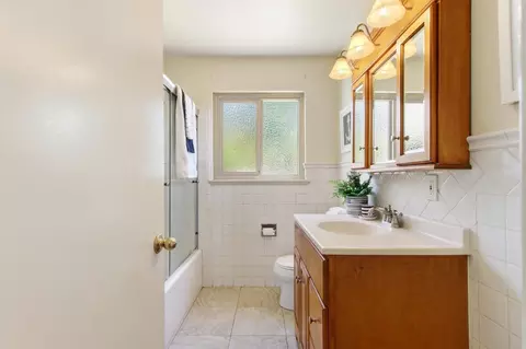 Bath - 921 W 8th St, Davis, CA 95616 photo 1 of 5