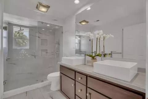 Bath - 3817 Viader Dr, Modesto, CA 95356 photo 3 of 7