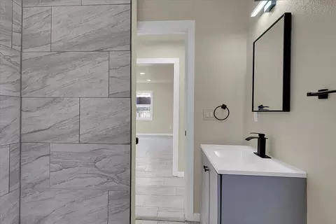 Bath - 5018 Western Ave, Olivehurst, CA 95961 photo 3 of 3