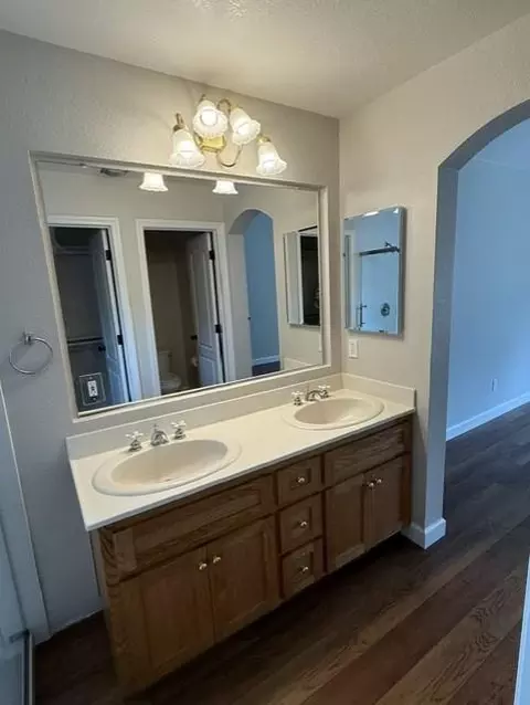 Bath - 4225 Merchant Ln, Turlock, CA 95382 photo 1 of 3