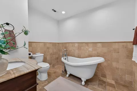 Bath - 4335 Walnut Ave, Carmichael, CA 95608 photo 1 of 3
