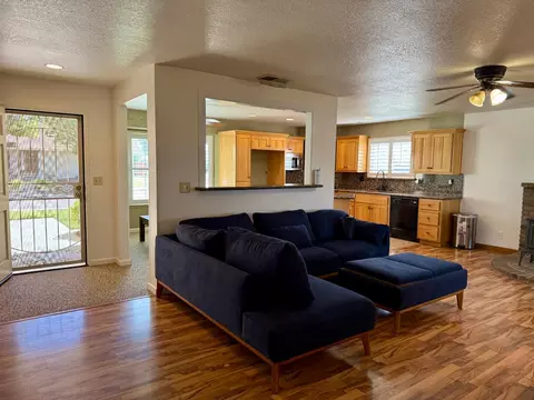 Living - 658 Lee Ave, Newman, CA 95360 photo 3 of 4