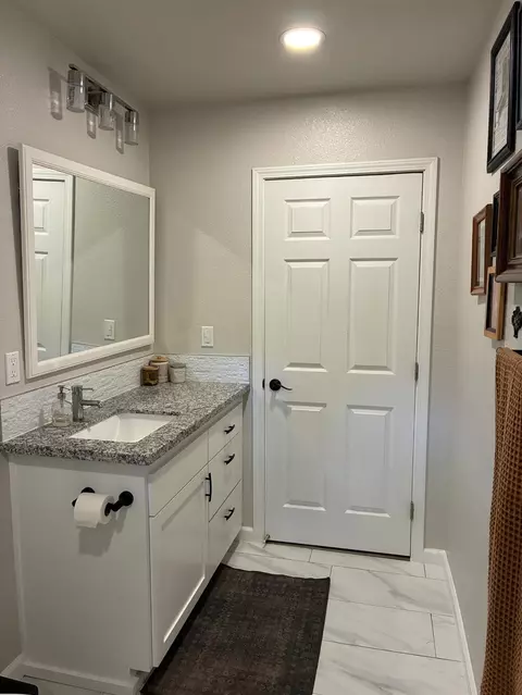 Bath - 1613 W Biggs Gridley Rd, Gridley, CA 95948 photo 1 of 2