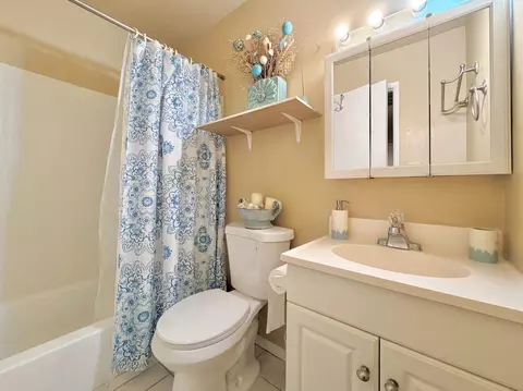 Bath - 2848 Bidwell St #3, Davis, CA 95618 photo 1 of 1