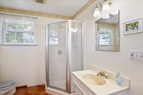 Bath - 28937 Upper Rd, Newman, CA 95360 photo 2 of 2