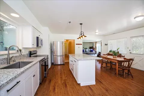 Kitchen - 28937 Upper Rd, Newman, CA 95360 photo 4 of 5