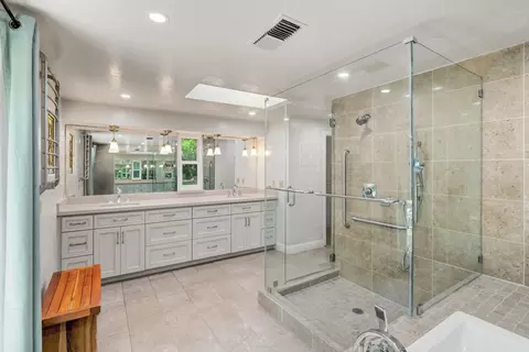 Bath - 4960 Paloma Ave, Carmichael, CA 95608 photo 2 of 4