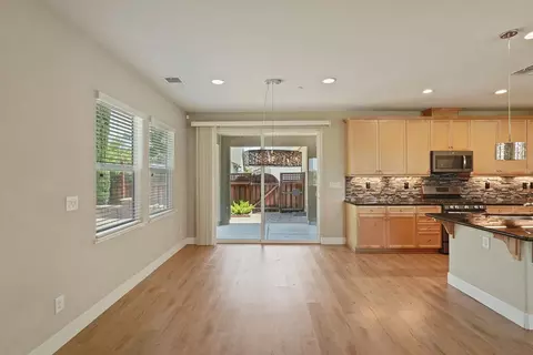 Living - 577 Lakeside Dr, Lathrop, CA 95330 photo 5 of 7