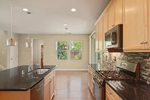 Kitchen - 577 Lakeside Dr, Lathrop, CA 95330 photo 2 of 4
