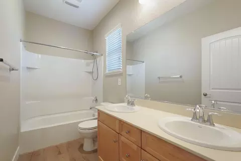 Bath - 577 Lakeside Dr, Lathrop, CA 95330 photo 2 of 3
