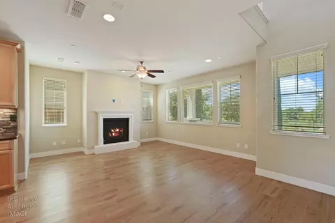 Living - 577 Lakeside Dr, Lathrop, CA 95330 photo 3 of 7