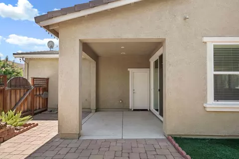 Exterior - 577 Lakeside Dr, Lathrop, CA 95330 photo 14 of 16