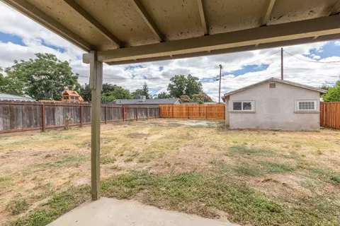 Exterior - 322 Kerr Ave, Modesto, CA 95354 photo 4 of 8