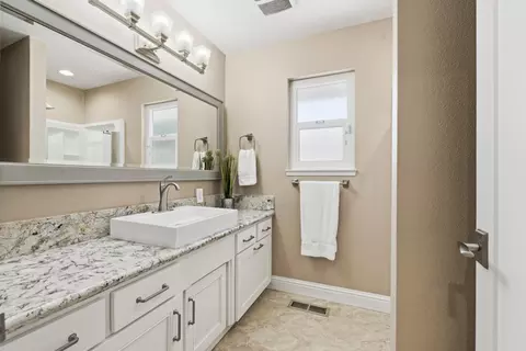 Bath - 2501 Ridgewood Ct, Modesto, CA 95350 photo 2 of 4