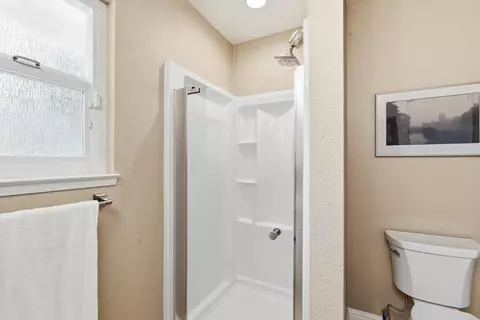 Bath - 2501 Ridgewood Ct, Modesto, CA 95350 photo 3 of 4
