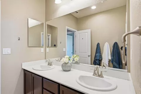 Bath - 1707 Teal Ct, Rocklin, CA 95765 photo 2 of 6