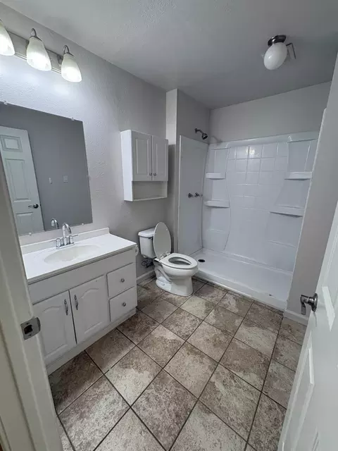 Bath - 1705 Concord Ave, Modesto, CA 95350 photo 2 of 2