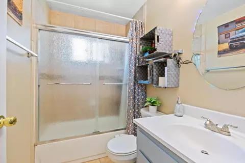 Bath - 1717 Ensenada Dr, Modesto, CA 95355 photo 2 of 2