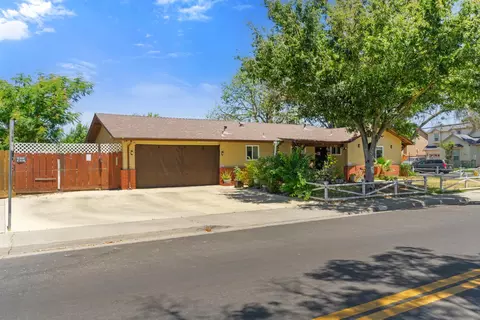 Exterior - 1717 Ensenada Dr, Modesto, CA 95355 photo 4 of 8