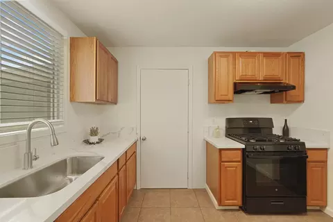 Kitchen - 405 W 23rd St, Tracy, CA 95376 photo 4 of 5
