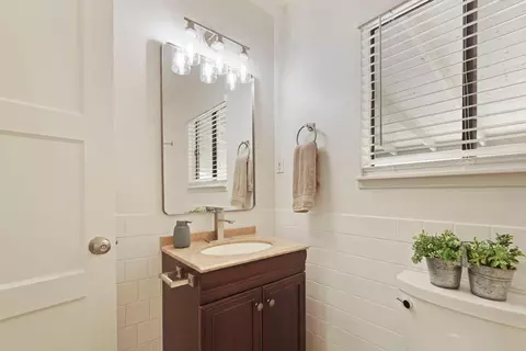 Bath - 405 W 23rd St, Tracy, CA 95376 photo 3 of 3
