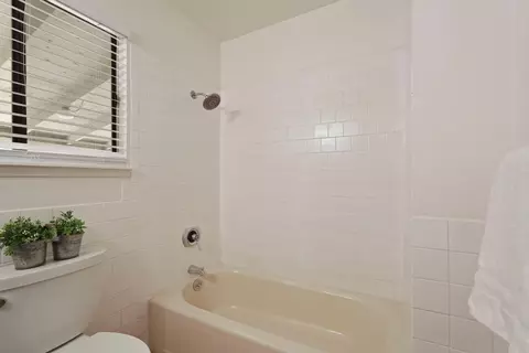 Bath - 405 W 23rd St, Tracy, CA 95376 photo 2 of 3