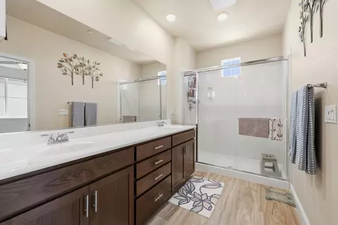 Bath - 961 Posey St, Galt, CA 95632 photo 2 of 2