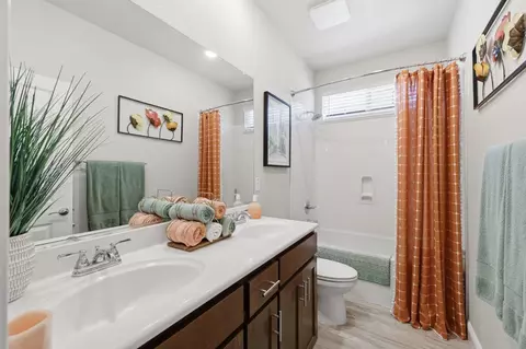 Bath - 961 Posey St, Galt, CA 95632 photo 1 of 1