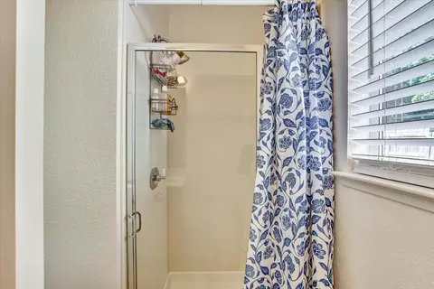 Bath - 2040 Tahoe Cir, Tracy, CA 95376 photo 2 of 3
