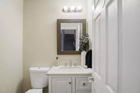 Bath - 1527 Phlox Dr, Patterson, CA 95363 photo 1 of 6