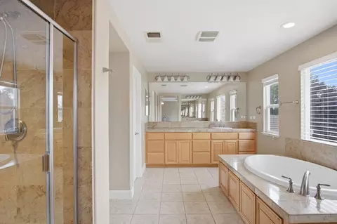 Bath - 1527 Phlox Dr, Patterson, CA 95363 photo 4 of 6