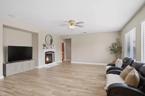 Living - 1527 Phlox Dr, Patterson, CA 95363 photo 4 of 4