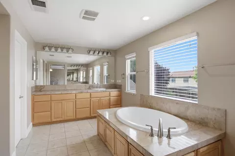 Bath - 1527 Phlox Dr, Patterson, CA 95363 photo 5 of 6