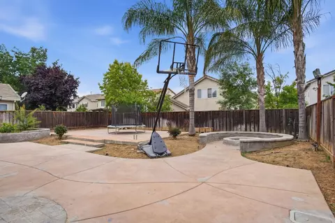 Exterior - 1527 Phlox Dr, Patterson, CA 95363 photo 4 of 7