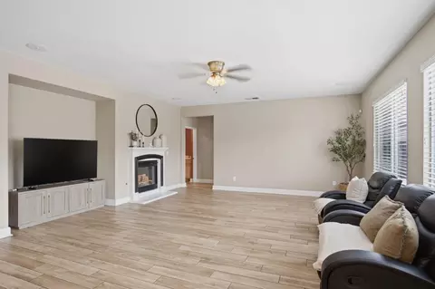 Living - 1527 Phlox Dr, Patterson, CA 95363 photo 3 of 4