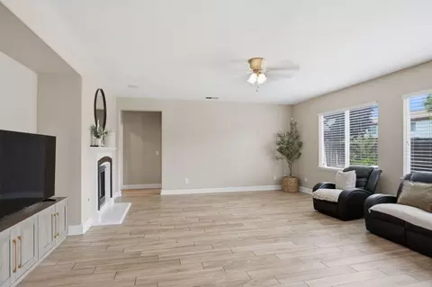 Living - 1527 Phlox Dr, Patterson, CA 95363 photo 2 of 4