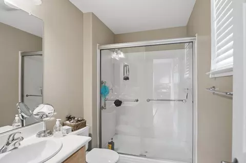 Bath - 1527 Phlox Dr, Patterson, CA 95363 photo 2 of 6