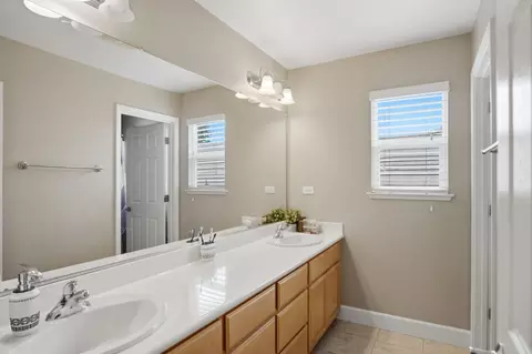 Bath - 1527 Phlox Dr, Patterson, CA 95363 photo 3 of 6