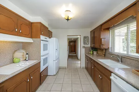 Kitchen - 1065 Union Rd, Manteca, CA 95337 photo 3 of 8