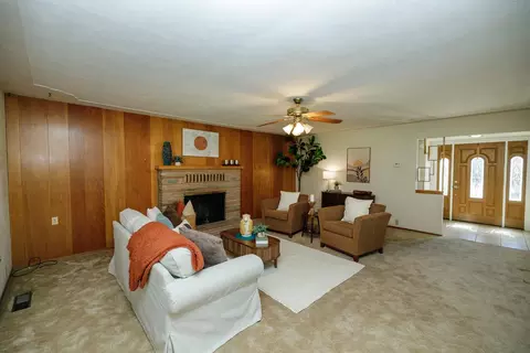 Living - 1065 Union Rd, Manteca, CA 95337 photo 4 of 11