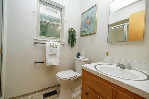 Bath - 1065 Union Rd, Manteca, CA 95337 photo 3 of 7