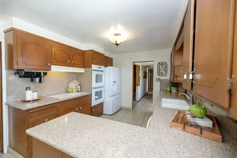 Kitchen - 1065 Union Rd, Manteca, CA 95337 photo 4 of 8